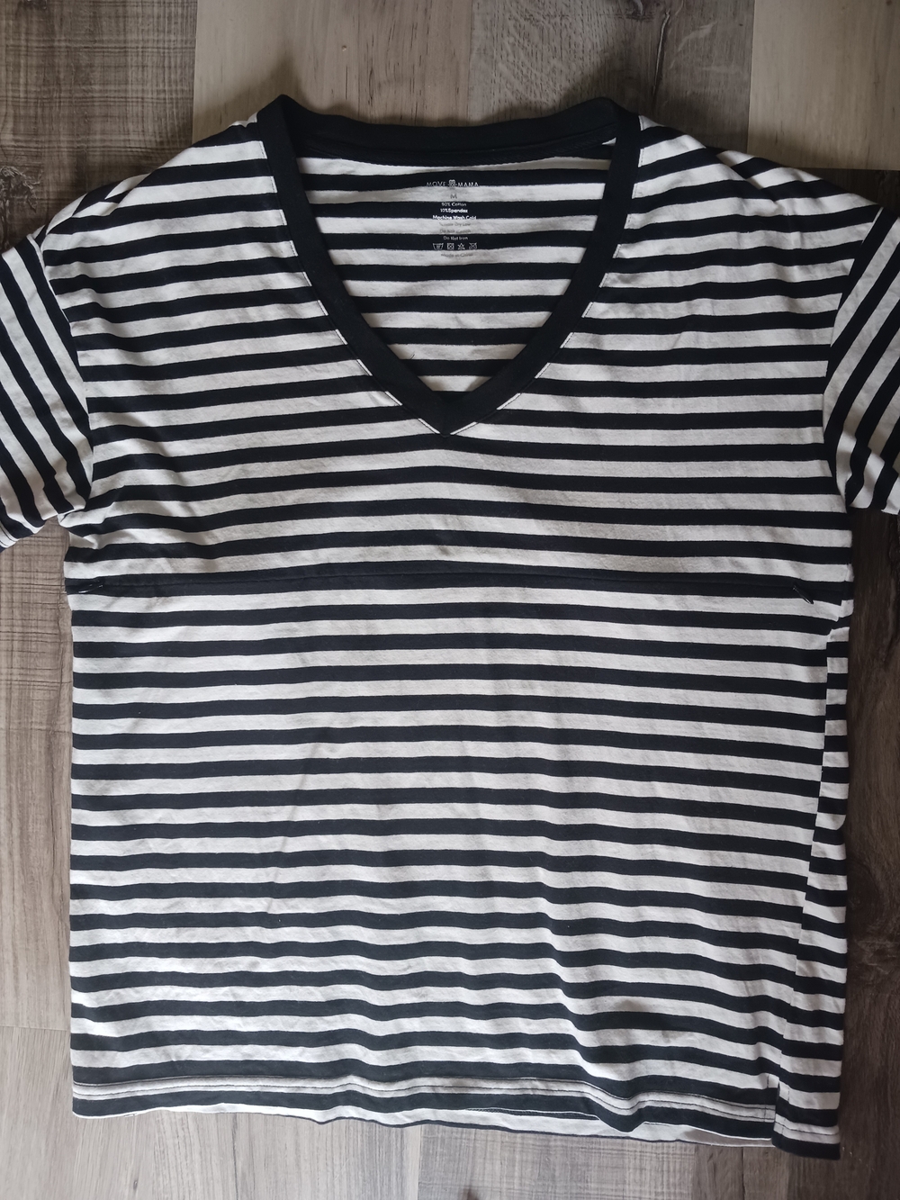 Movemama Cotton Striped V-Neck Short Sleeve Tee in Black & White
